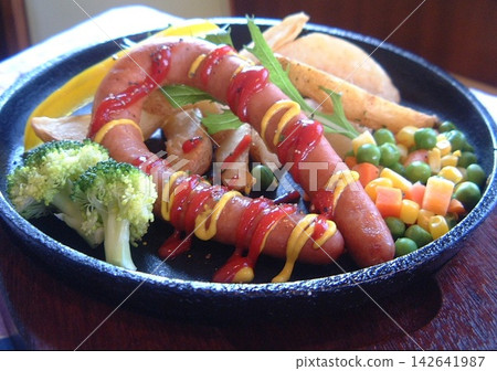 Jumbo sausage on a sizzling hot plate Jumbo sausage on a sizzling hot plate 142641987