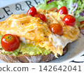 Closeup scrambled eggs on the sourdough with avocado and tomatoes 142642041