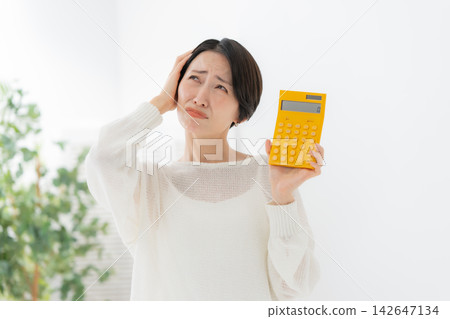 一位拿著計算器的女子遇到了麻煩 一位拿著計算器的女子遇到了麻煩 142647134