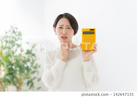 Woman with calculator in trouble Woman with calculator in trouble 142647135