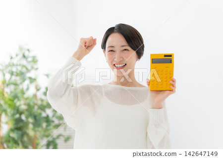Woman with a calculator Woman with a calculator 142647149