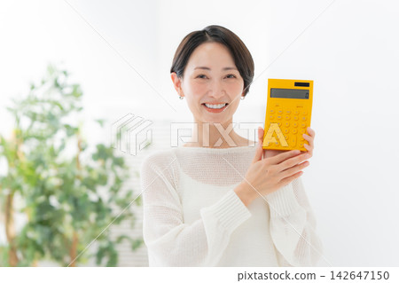 Woman with a calculator Woman with a calculator 142647150