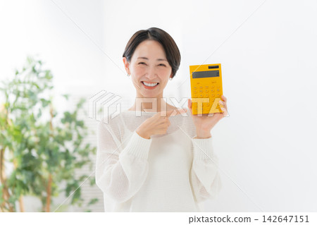 有計算器的婦女 142647151