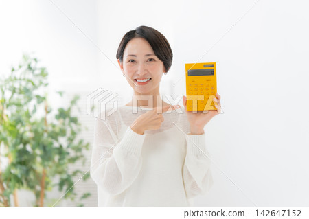 有計算器的婦女 有計算器的婦女 142647152