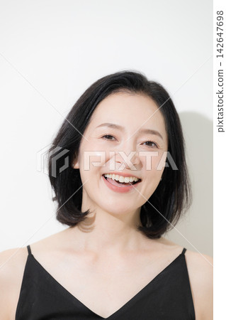 一位50歲、皮膚光滑美麗的女性在美妝寫真中開懷大笑,面帶微笑直視鏡頭;護膚和抗衰老護理。 一位50歲、皮膚光滑美麗的女性在美妝寫真中開懷大笑,面帶微笑直視鏡頭;護膚和抗衰老護理。 142647698