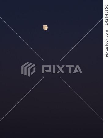 十三夜的月亮漂浮在暮色中 十三夜的月亮漂浮在暮色中 142649850