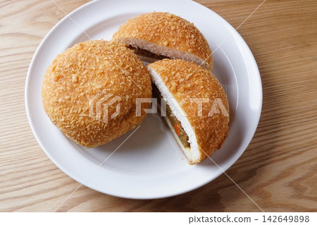 Curry bread, cooked bread Curry bread, cooked bread 142649898