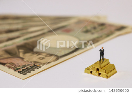 The image of asset value and asset management using Japanese yen and gold bars. The image of asset value and asset management using Japanese yen and gold bars. 142650600