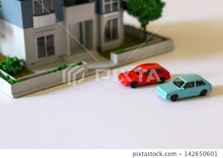 一棟模型房子和兩輛車 一棟模型房子和兩輛車 142650601