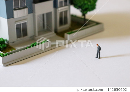一位商人正在凝視樣品屋 | 房地產考察及房產參觀圖片 一位商人正在凝視樣品屋 | 房地產考察及房產參觀圖片 142650602