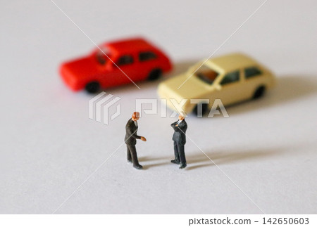 兩名商人正在洽談交易 | 二手車銷售/汽車經銷商圖片 兩名商人正在洽談交易 | 二手車銷售/汽車經銷商圖片 142650603