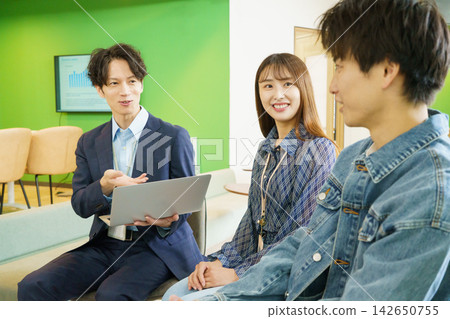 四位年輕的日本男女在辦公室開會。 四位年輕的日本男女在辦公室開會。 142650755