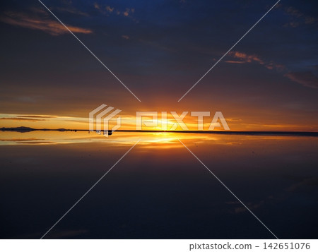 Bolivia's Uyuni Salt Flats: Golden sunsets and deep gradients of the sky reflected on the mirror-like surface of the water. Bolivia's Uyuni Salt Flats: Golden sunsets and deep gradients of the sky reflected on the mirror-like surface of the water. 142651076