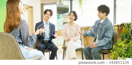 四位年輕的日本男女在辦公室開會(橫幅尺寸) 四位年輕的日本男女在辦公室開會(橫幅尺寸) 142651124