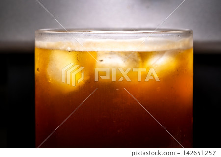 咖啡機將咖啡注入透明冰玻璃杯,在時間的光影中呈現永恆的冰淇淋、咖啡油和暖色光影。 咖啡機將咖啡注入透明冰玻璃杯,在時間的光影中呈現永恆的冰淇淋、咖啡油和暖色光影。 142651257