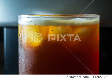 咖啡機將咖啡注入透明冰玻璃杯,在時間的光影中呈現永恆的冰淇淋、咖啡油和暖色光影。 咖啡機將咖啡注入透明冰玻璃杯,在時間的光影中呈現永恆的冰淇淋、咖啡油和暖色光影。 142651259