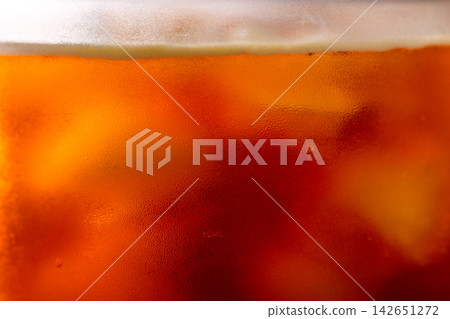 咖啡機將咖啡注入透明冰玻璃杯,在時間的光影中呈現永恆的冰淇淋、咖啡油和暖色光影。 咖啡機將咖啡注入透明冰玻璃杯,在時間的光影中呈現永恆的冰淇淋、咖啡油和暖色光影。 142651272