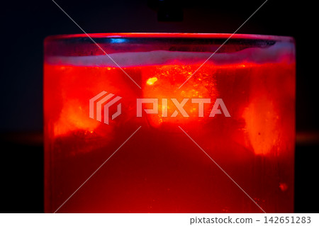 咖啡機將咖啡注入透明冰玻璃杯,在時間的光影中呈現永恆的冰淇淋、咖啡油和暖色光影。 咖啡機將咖啡注入透明冰玻璃杯,在時間的光影中呈現永恆的冰淇淋、咖啡油和暖色光影。 142651283