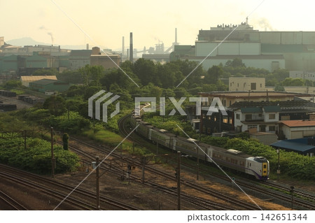 一列特快列車駛過,背景是室蘭工廠。 一列特快列車駛過,背景是室蘭工廠。 142651344