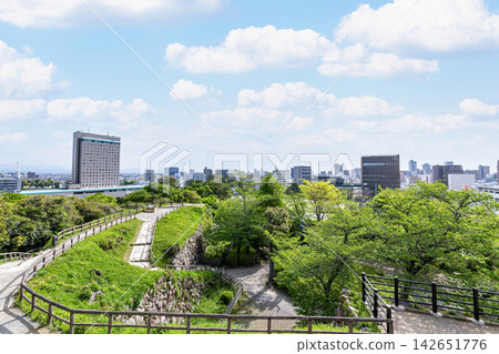 從靜岡縣濱松市濱松城公園看到的濱松城市景觀。 從靜岡縣濱松市濱松城公園看到的濱松城市景觀。 142651776