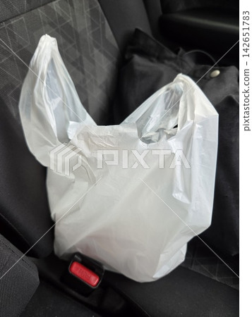 放在汽車座椅上的外帶購物袋（車內/購物袋） 142651783