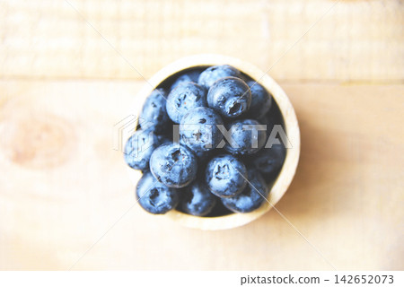 Fresh blueberries fruit in bowl on the wooden table background Fresh blueberries fruit in bowl on the wooden table background 142652073