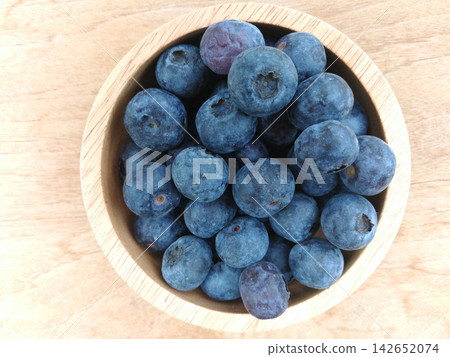 fresh blueberries / ripe blueberries in wooden bowl - blueberry fruit for healthy fresh blueberries / ripe blueberries in wooden bowl - blueberry fruit for healthy 142652074
