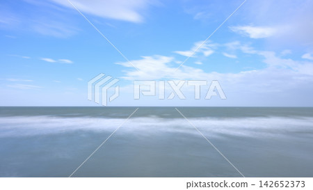 波濤洶湧的大海和模糊的地平線,透過長時間曝光平滑地呈現出來。 波濤洶湧的大海和模糊的地平線,透過長時間曝光平滑地呈現出來。 142652373
