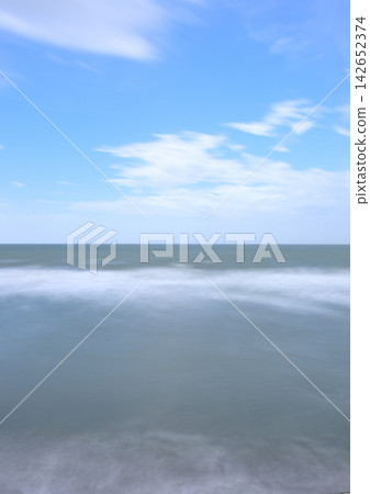 波濤洶湧的大海和模糊的地平線,透過長時間曝光平滑地呈現出來。 波濤洶湧的大海和模糊的地平線,透過長時間曝光平滑地呈現出來。 142652374