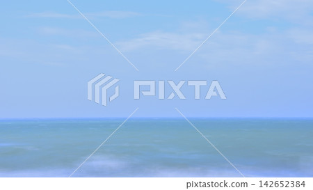 波濤洶湧的大海和模糊的地平線,透過長時間曝光平滑地呈現出來。 波濤洶湧的大海和模糊的地平線,透過長時間曝光平滑地呈現出來。 142652384