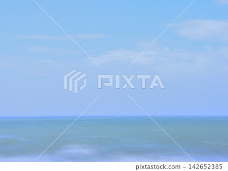 波濤洶湧的大海和模糊的地平線,透過長時間曝光平滑地呈現出來。 波濤洶湧的大海和模糊的地平線,透過長時間曝光平滑地呈現出來。 142652385