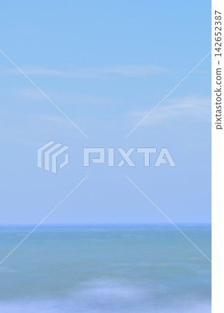 波濤洶湧的大海和模糊的地平線,透過長時間曝光平滑地呈現出來。 波濤洶湧的大海和模糊的地平線,透過長時間曝光平滑地呈現出來。 142652387