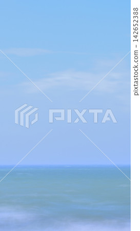 波濤洶湧的大海和模糊的地平線,透過長時間曝光平滑地呈現出來。 波濤洶湧的大海和模糊的地平線,透過長時間曝光平滑地呈現出來。 142652388