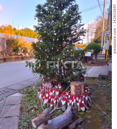 The warmth of wood and Christmas trees The warmth of wood and Christmas trees 142652695