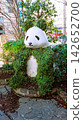 A panda sculpture made from potted plants found in Ueno. 142652700