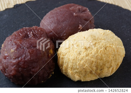 黃豆粉萩糕（黃豆粉年糕）和豉豆餅（甜豆沙年糕） 142652824