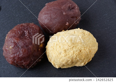 黃豆粉萩糕(黃豆粉年糕)和豉豆餅(甜豆沙年糕) 黃豆粉萩糕(黃豆粉年糕)和豉豆餅(甜豆沙年糕) 142652825