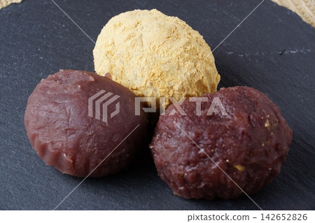 黃豆粉萩糕(黃豆粉年糕)和豉豆餅(甜豆沙年糕) 黃豆粉萩糕(黃豆粉年糕)和豉豆餅(甜豆沙年糕) 142652826