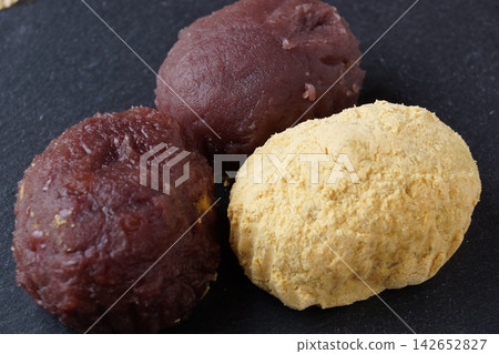 黃豆粉萩糕（黃豆粉年糕）和豉豆餅（甜豆沙年糕） 142652827