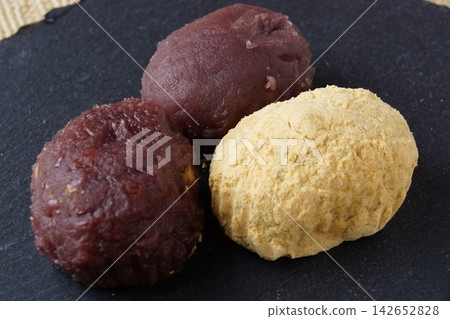 黃豆粉萩糕（黃豆粉年糕）和豉豆餅（甜豆沙年糕） 142652828