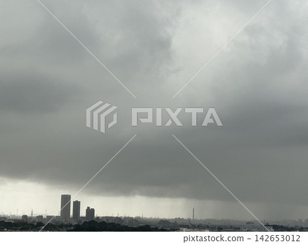 Cityscape seen through the gaps in the rain clouds Cityscape seen through the gaps in the rain clouds 142653012