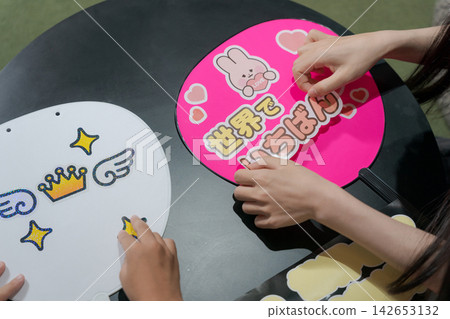 Children who engage in activities related to their favorite idols Children who engage in activities related to their favorite idols 142653132