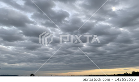 一團低垂的灰雲 一團低垂的灰雲 142653550