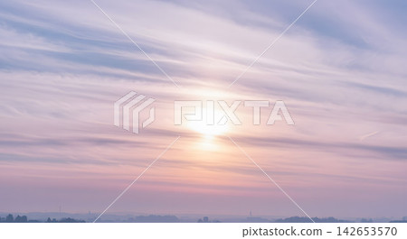 天空中飄來薄薄的雲層 天空中飄來薄薄的雲層 142653570
