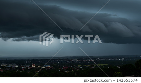 一層灰雲帶來雨水 一層灰雲帶來雨水 142653574
