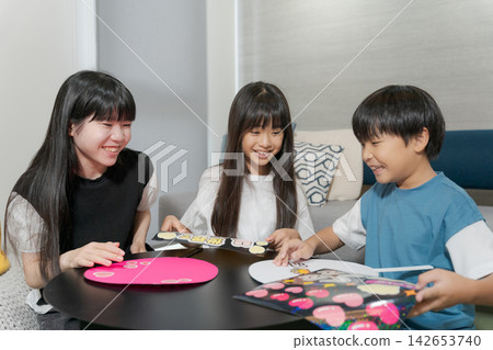 參與與他們喜愛的偶像/粉絲相關的活動的兒童 參與與他們喜愛的偶像/粉絲相關的活動的兒童 142653740