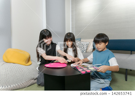 參與與他們喜愛的偶像/粉絲相關的活動的兒童 參與與他們喜愛的偶像/粉絲相關的活動的兒童 142653741