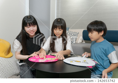 Children who engage in activities related to their favorite idols Children who engage in activities related to their favorite idols 142653742