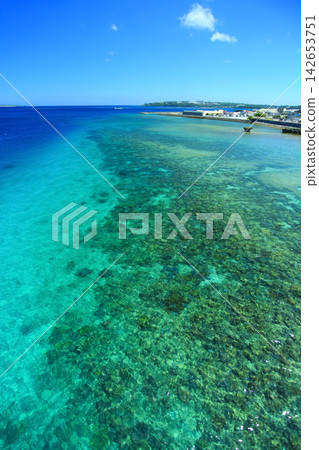 Okinawa, Motobu Town, the beautiful sea around Sesoko Bridge Okinawa, Motobu Town, the beautiful sea around Sesoko Bridge 142653751