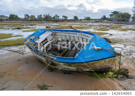 Abandoned blue boat stranded on tidal flats in Tregastel, France Abandoned blue boat stranded on tidal flats in Tregastel, France 142654065
